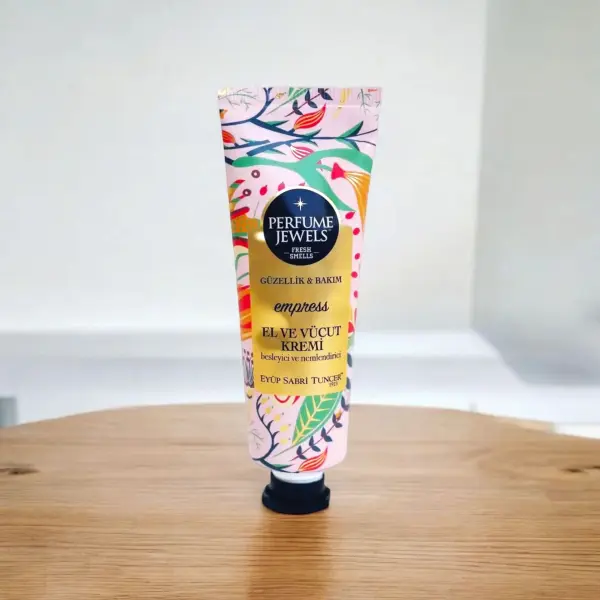 Kişiye Özel Arkadaşa Hediye Kutusu Kupa, Peluş Saç Bandı, Ayıcık ve El Kremi Seti