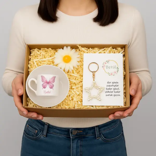 Kişiye Özel Kelebek ve Papatya Hediye Kutusu Kupa, Anahtarlık ve Not Kartı Seti