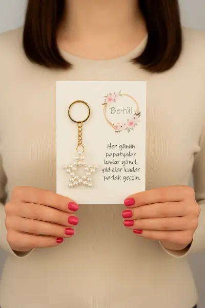 Kişiye Özel Kelebek ve Papatya Hediye Kutusu Kupa, Anahtarlık ve Not Kartı Seti