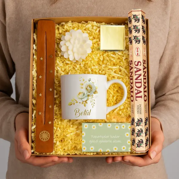 Kişiye Özel Papatya Hediye Kutusu – Gül Mum ve Madlen Çikolatalı Set