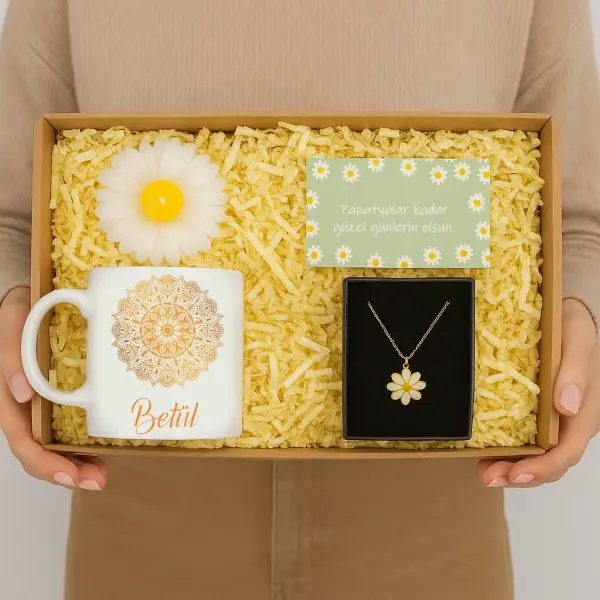 Kişiye Özel Papatya Hediye Kutusu – İsimli Kupa ve Papatya Kolye Seti