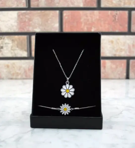 Kişiye Özel Papatya Hediye Kutusu – İsimli Kupa ve Papatya Kolye Seti