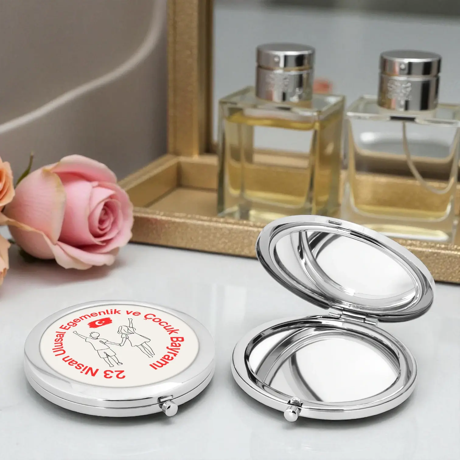 23 Nisan Çocuk Bayramı Metal Cep Aynası  Kırmızı Yazılı Çocuk Figürlü Tasarım