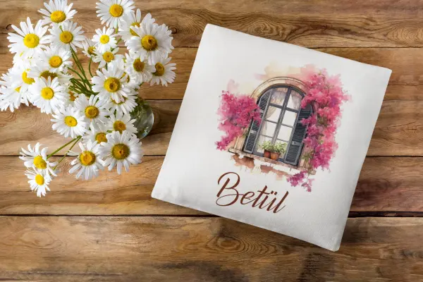 Kişiye Özel Pembe Sardunyalar ve Pencere Tasarımlı Yastık – 40x40 cm Elyaf Dolgulu