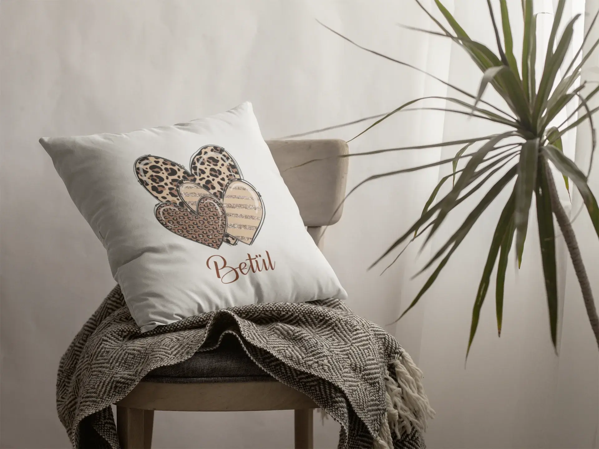 Kişiye Özel Leopar Kalp Tasarımlı Yastık – 40x40 cm Elyaf Dolgulu