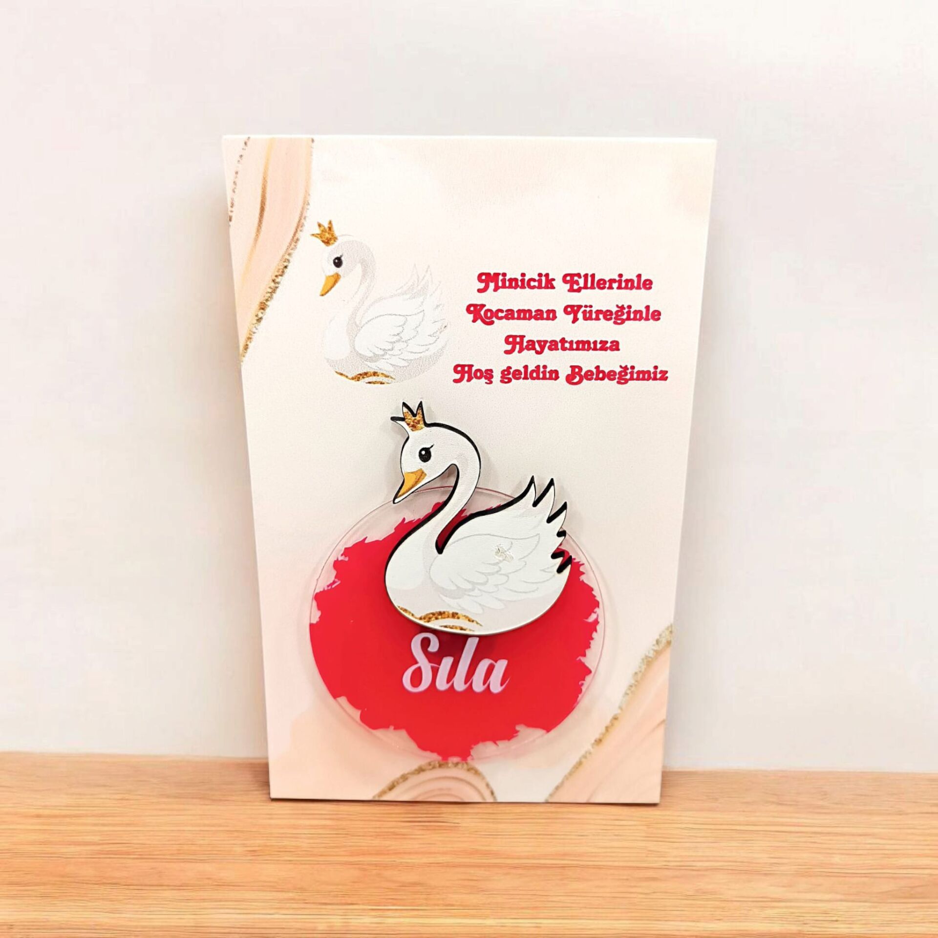 Beyaz Kuğu Figürlü Pleksi Magnet Kartlı | Zarif ve Şık Bebek Hediyeliği